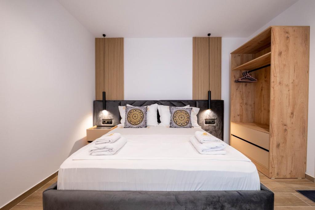 Dhomë Dyshe Deluxe në Katin Përdhe